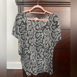 Joie Women's Black and Gray Snake Print Top